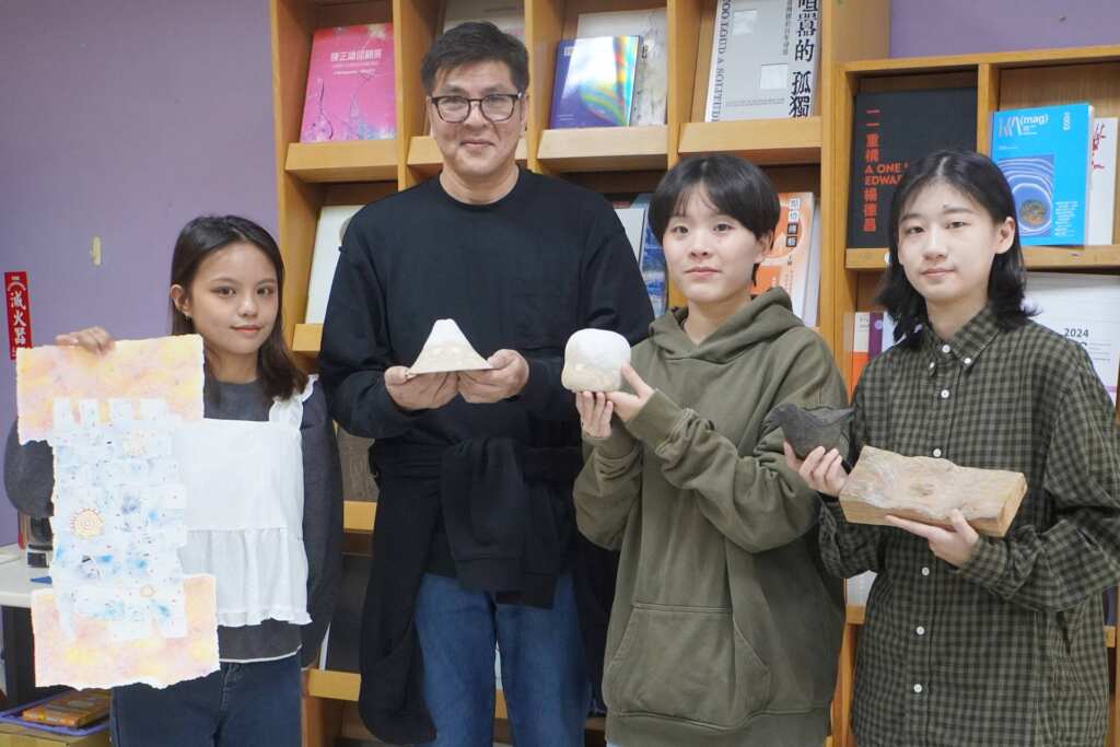 ▲大葉大學造藝系吉田敦老師(左二)輔導黃鈺軒(左一)、蔡沛樺(右二)、梁雅琪(右一)到日本駐村實習。(記者林明佑翻攝)