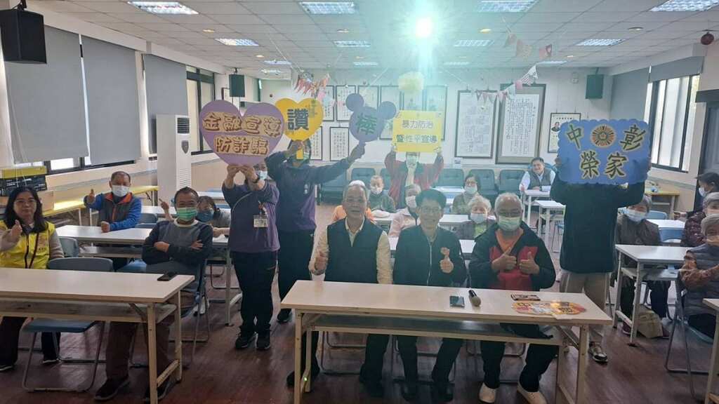 ▲中彰榮家副主任陳靖儒(右2)與講師雲林縣警察局陳瑞金副局長(右3)及住民大合照。（圖／中彰榮家提供）