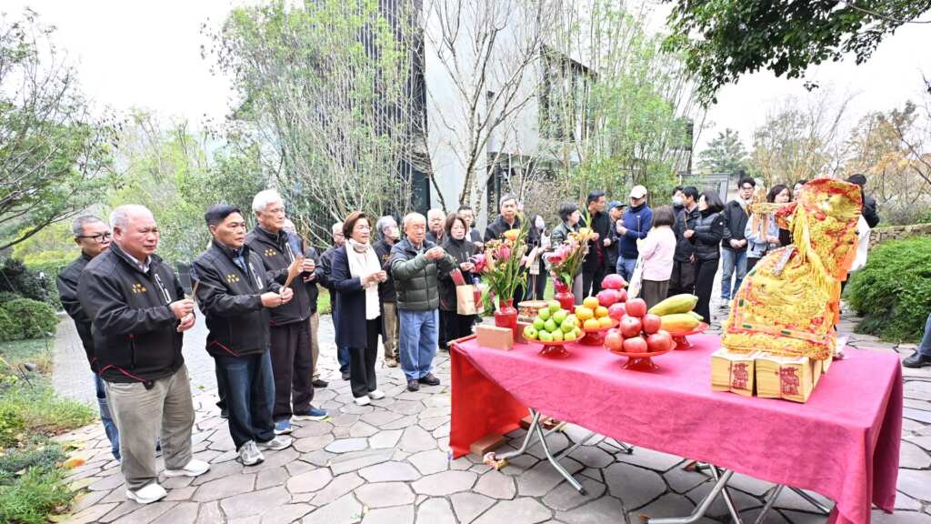 ▲伸港福安宮規劃設立「媽祖園區」，彰化縣長王惠美今日率府內同仁與福安宮主委曾添進及信眾，前往苗栗三義「寶元紀之丘」茶文化主題園區，焚香祝禱恭迎媽祖及千里眼、順風耳3尊大型青斗石聖像。（圖／彰化縣政府提供）