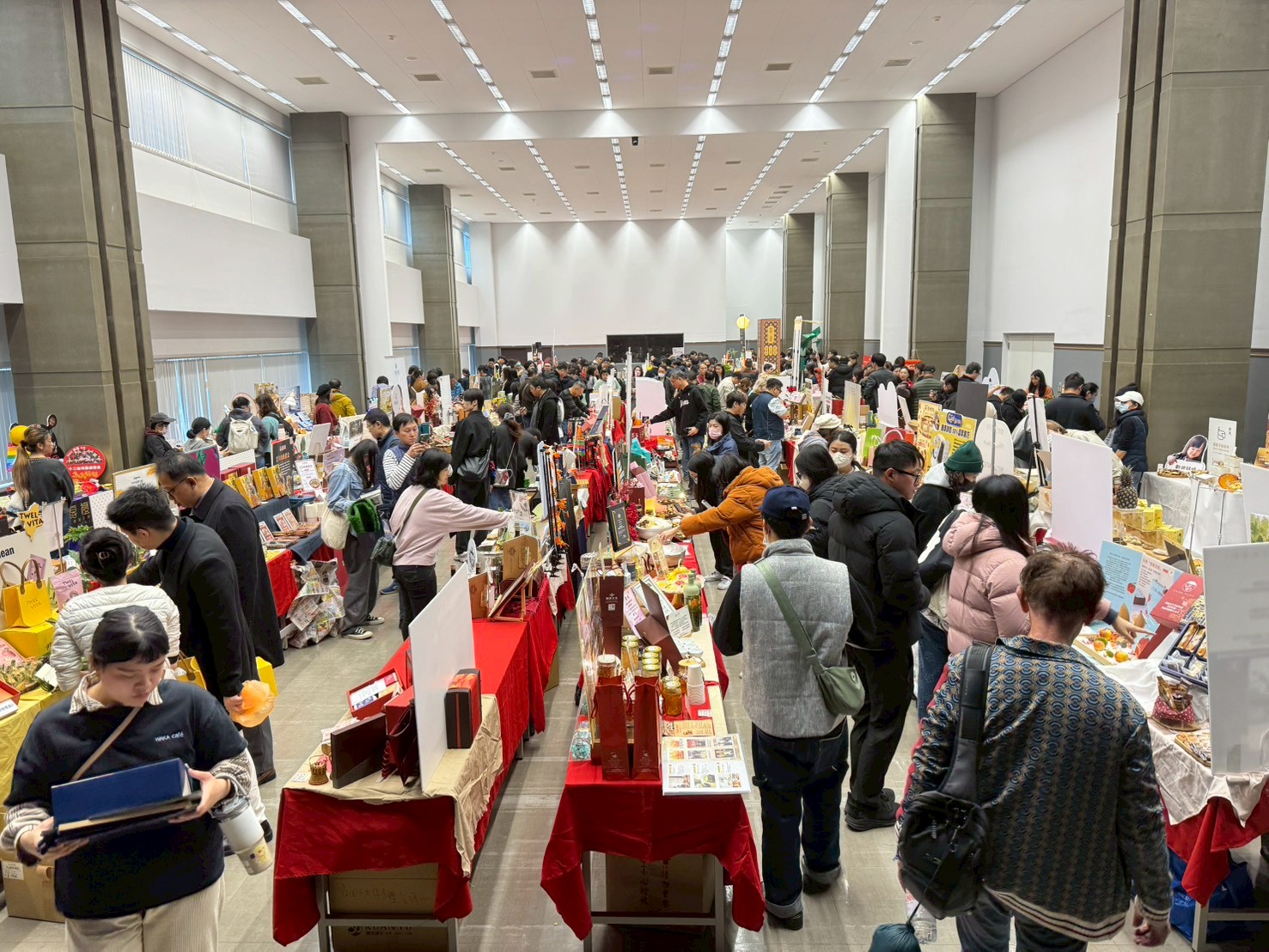 ▲工策會日前於市府內舉辦十大伴手禮「專家評選」,近200家店家同場較勁。