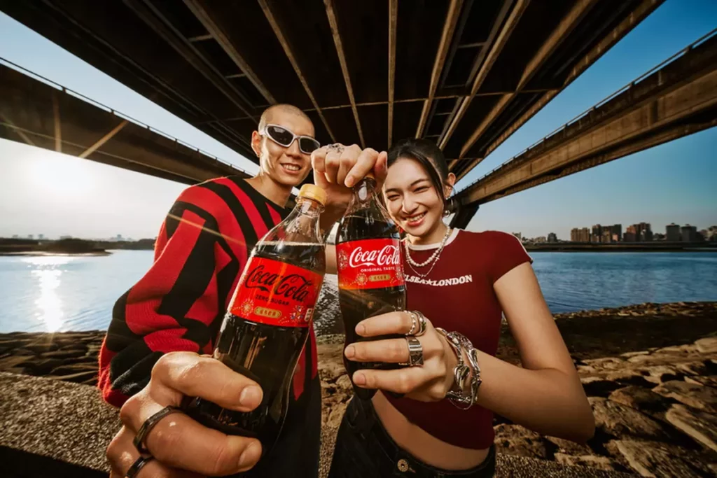 「可口可樂」以馬年為靈感,推出吸睛亮眼的新年限定瓶身「Coke!馬年綻放瓶」