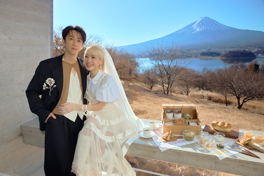 【有影】陳漢典、Lulu喜帖甜滋滋 浪漫依偎富士山拍婚紗 211 CNEWS195260106a01