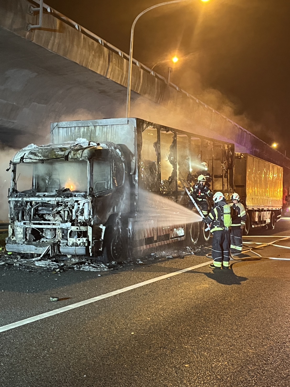 【有片】國1全聯結車突著火燒成廢鐵 駕駛「因1事」逃過一劫 592320 0