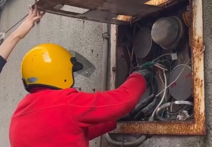 臺灣電力公司人員執行斷電。(圖/記者 趙靜姸翻攝)