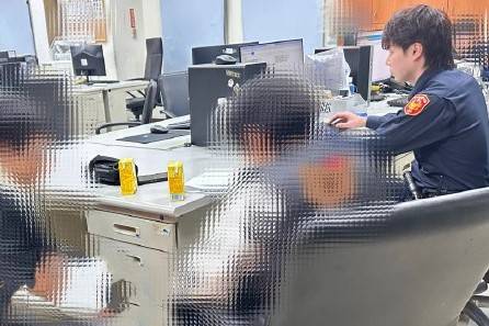 處理員警安撫報案人情緒並積極受理報案。(圖/記者戴昱弘 翻攝)