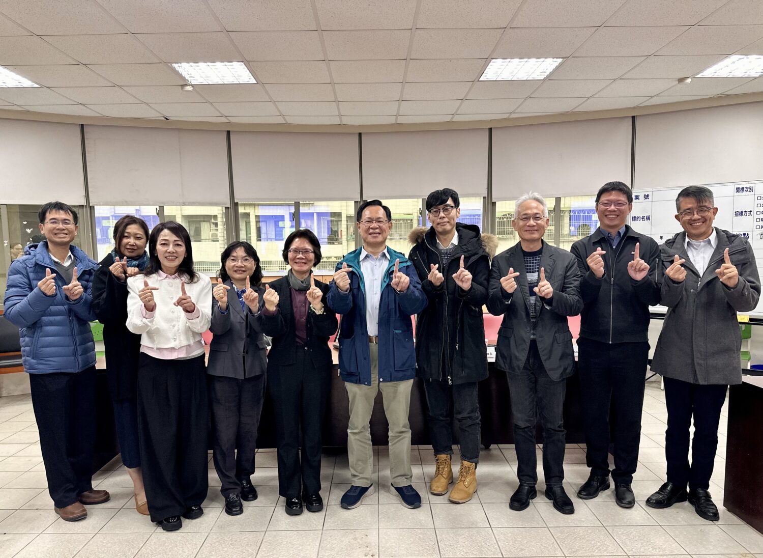 張啓楷與同黨立委劉書彬,邀集教育部、運動部等相關部會官員一同合影。(圖/張啓楷國會辦公室)