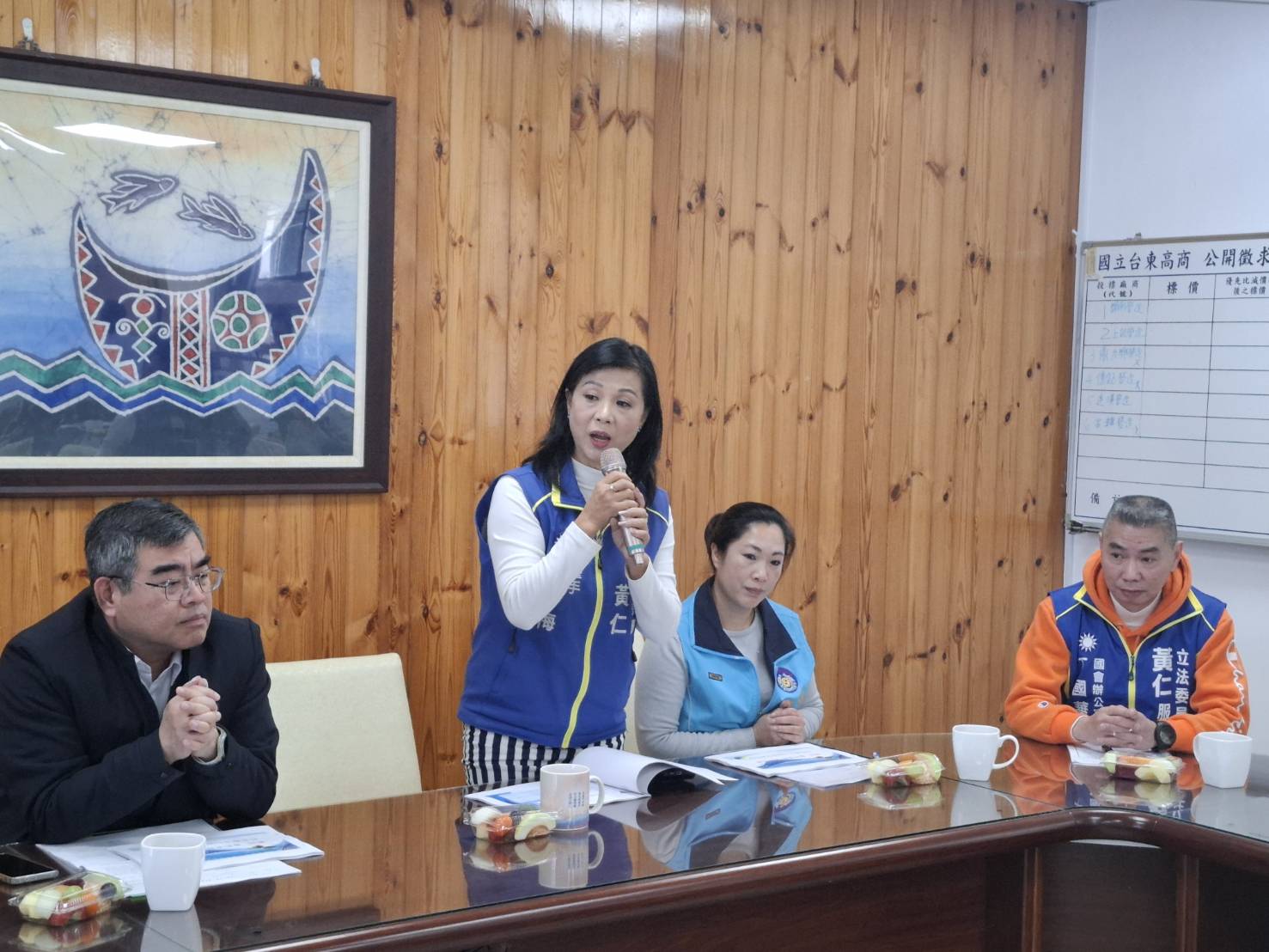 黃仁夫人王春梅一行抵卑南國中主要會勘操場排水與跑道整建、活動中心防水防漏及學生大樓屋頂隔熱工程。(圖/記者翻攝)
