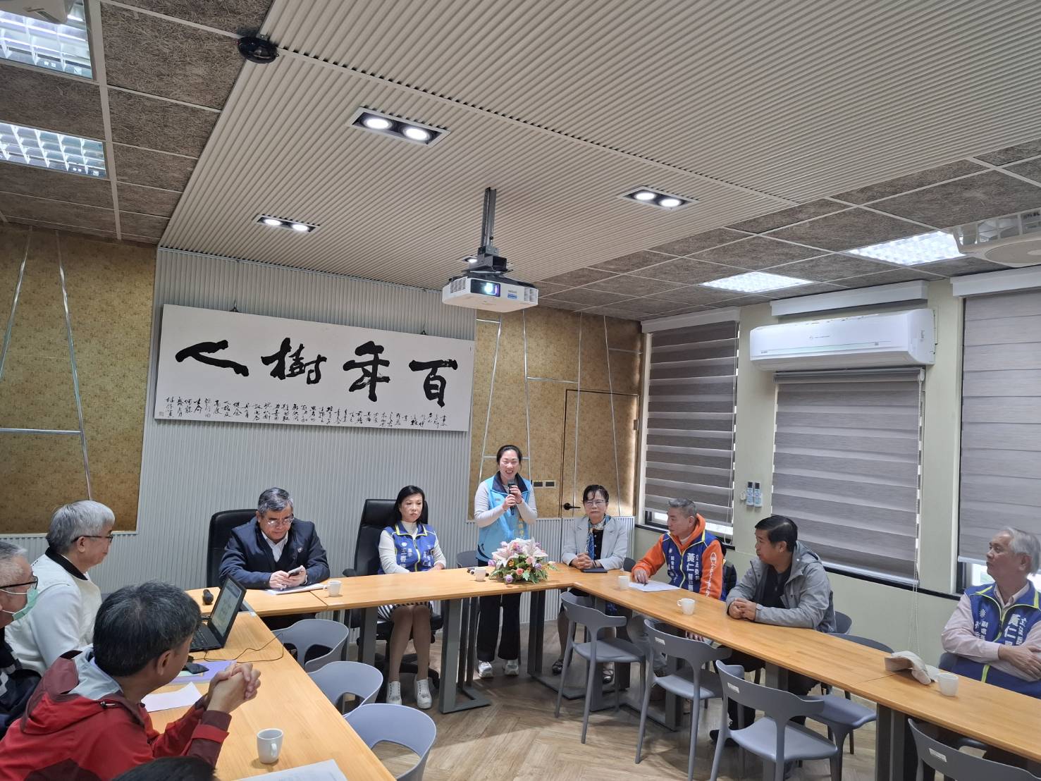 台東縣議長吳秀華關切在地台東高商教學與行政大樓屋頂更新、女生廁所防漏等問題。(圖/記者翻攝)