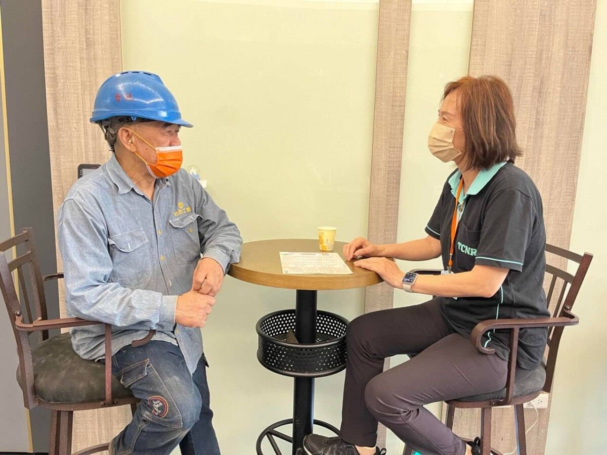 ▲員林就業中心芳苑就服台外展人員回廠訪視福哥的工作情形。（記者廖美雅翻攝）