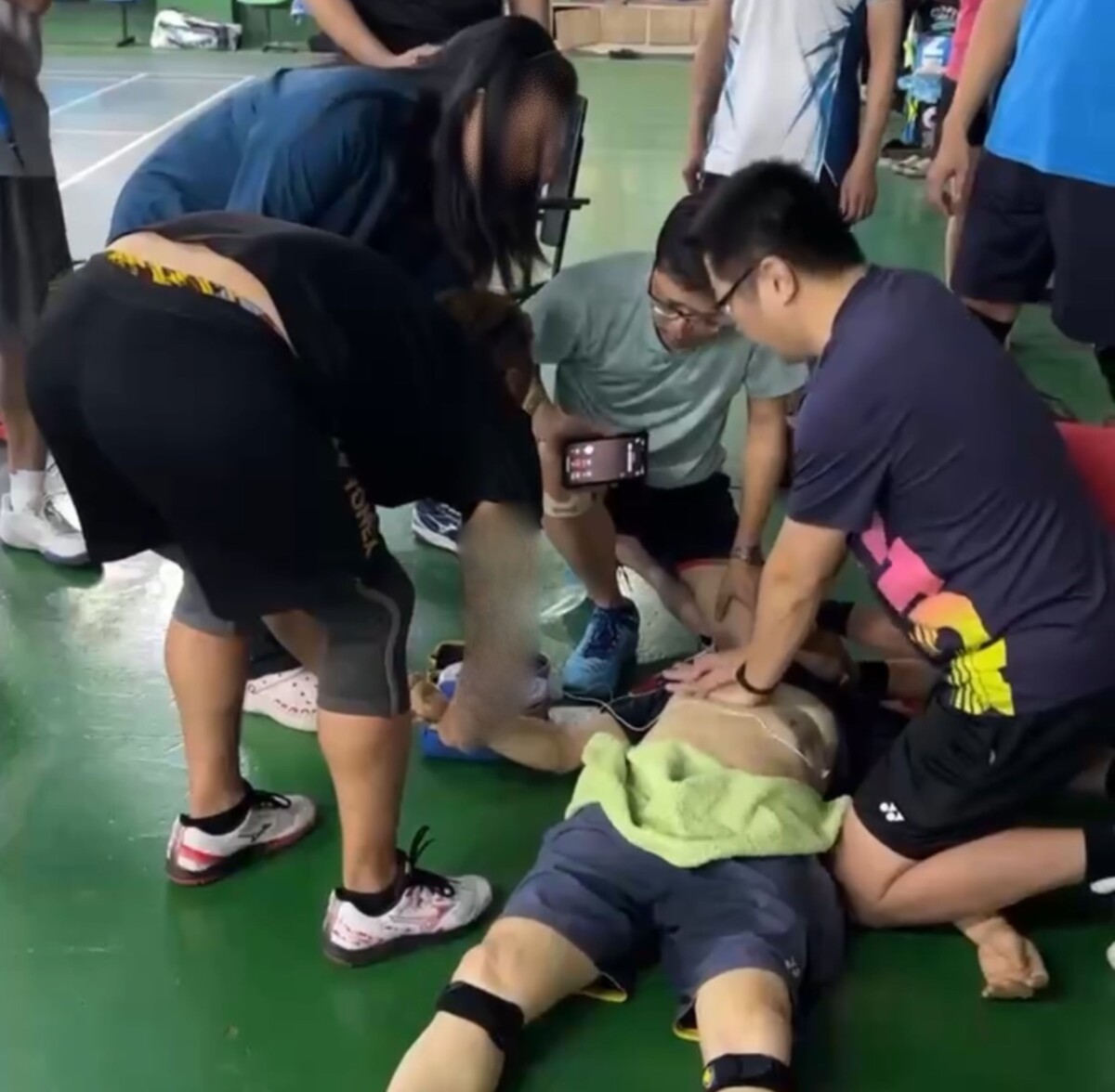 ▲嘉基組長林志明（右）緊急為倒下球友施作CPR，另外兩名球友也主動加入救援行列，直到救護車趕抵現場救護人員接手。（圖：劉芳妃翻攝）