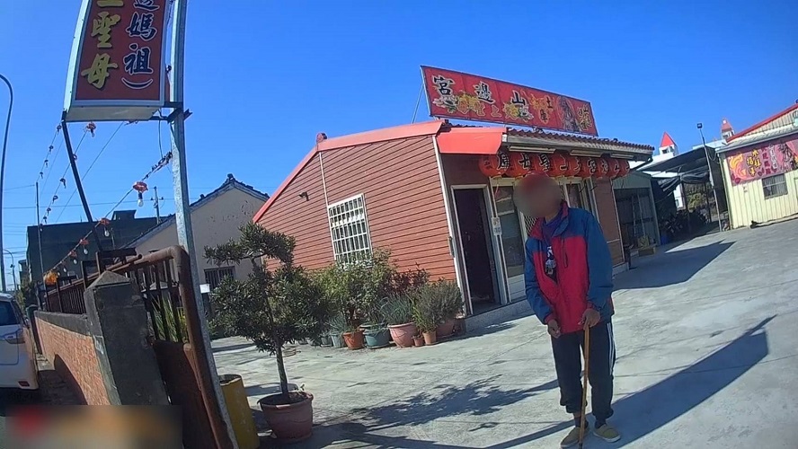 ▲迷途身障男受困媽祖廟前暖,警跨鄉鎮送回古坑老家 。(記者劉春生攝)