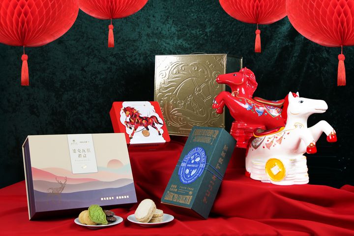 馬年限定「立馬探吉」生肖瓷罐禮盒,並集結30款春節禮盒選擇,從台灣工藝收藏、創意台味餅乾到星級餐飲聯名,一次滿足不同送禮需求。 圖:昇恆昌/提供