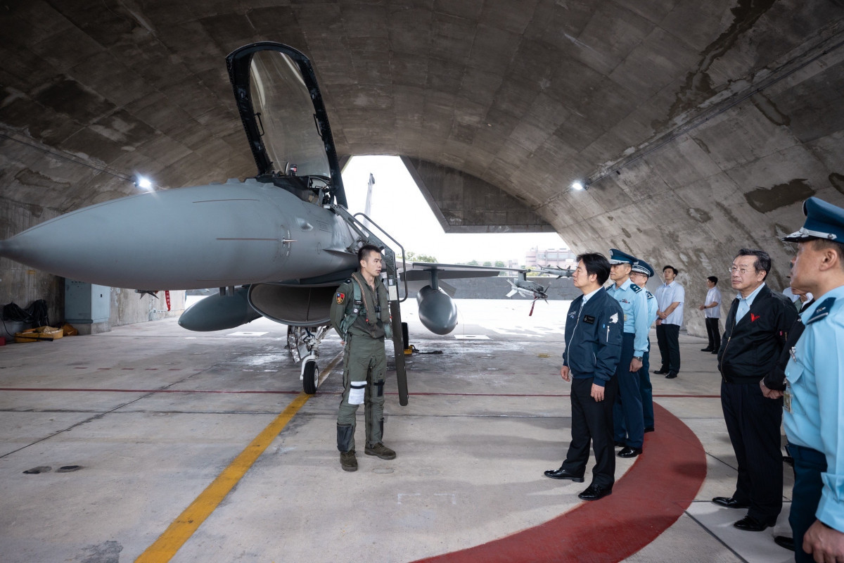 總統賴清德於2024年5月28日，勗勉「陸軍混合砲兵營」、「海軍海鋒機動第四中隊」及「空軍第五戰術混合聯隊」。（圖／資料照片，圖中F-16V戰機與飛官等人，均與本則新聞所述事件無關。圖源：總統府Flickr）