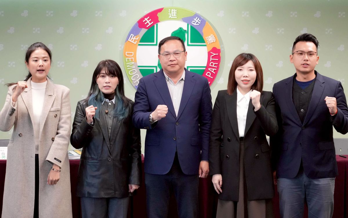 圖／立委王義川、民進黨台北市議會黨團幹事長顏若芳、新北市議會黨團前總召張維倩、桃園市議會黨團總召李宗豪及基隆市議會黨團總召曾怡芳今（7）日召開「TPASS no PASS！藍白擋總預算為難通勤族」記者會。（民進黨提供）
