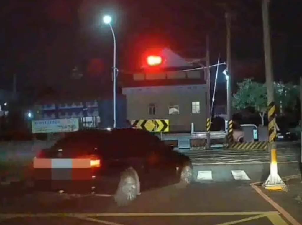 屏東潮州bmw肇逃!-撞到前車搖下車窗說聲「抱歉」隨即落跑