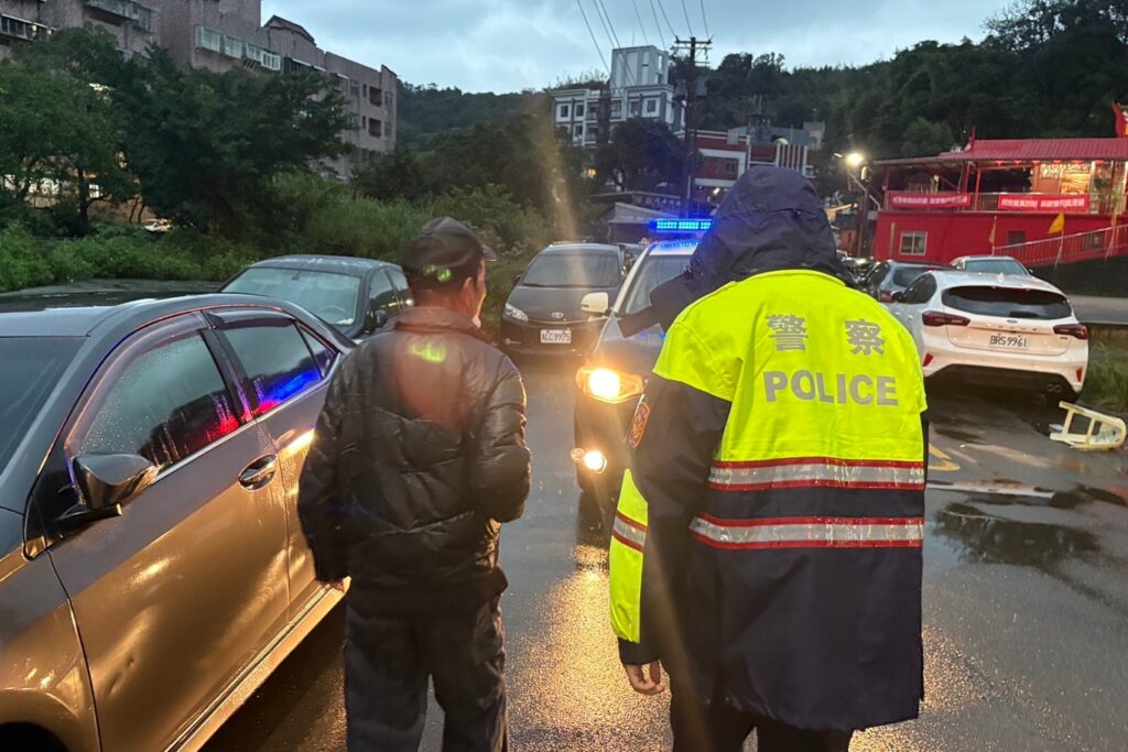 老翁誤入快速道路 警方暖心協助返家 48 MEITU 20260107 104309943