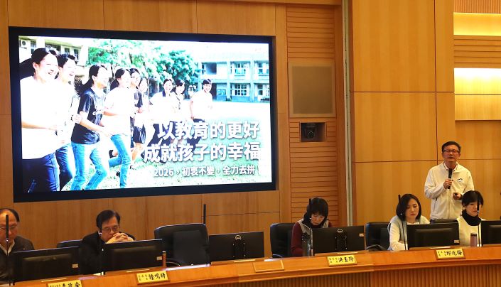 推動AI教育治理 新北2026擴大「AI ALL IN」 52 《圖說》張明文局長於「AI教育 幸福ALL IN」專題報告指出,全面落實「AI ALL IN」,在行政流程中妥善運用AI工具,形塑智慧治理體系,讓教育回歸本質。〈教育局提供〉