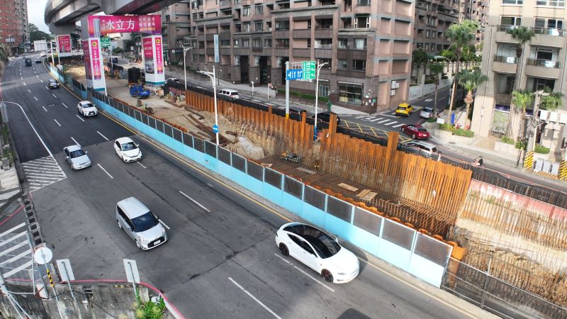 《圖說》淡北道路進行高架橋鋼構吊裝作業，1月8日起夜間封閉淡金路與中正東路交叉口至坪頂路口（往台北方向）部分路段。〈工務局提供〉