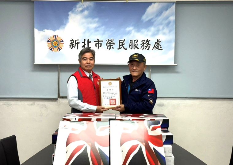 《圖說》領士班校友總會〉理事長吳孟陵〈右〉代表致贈保暖毛毯一批，由林振生處長回贈感謝狀。〈新北榮服處提供〉