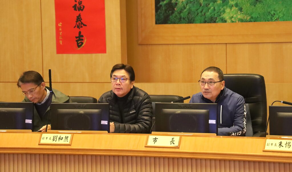 新北推動AI教育行政治理 侯友宜:持續深耕AI及數位品德教育 56 %E5%B8%82%E9%95%B7%E4%BE%AF%E5%8F%8B%E5%AE%9C%E8%82%AF%E5%AE%9A%E6%95%99%E8%82%B2%E5%B1%80%E4%BB%A5%E6%99%BA%E6%85%A7%E6%B2%BB%E7%90%86%E6%94%AF%E6%92%90%E6%95%99%E8%82%B2%E6%94%BF%E7%AD%96%E6%8E%A8%E5%8B%95 1024x605 1