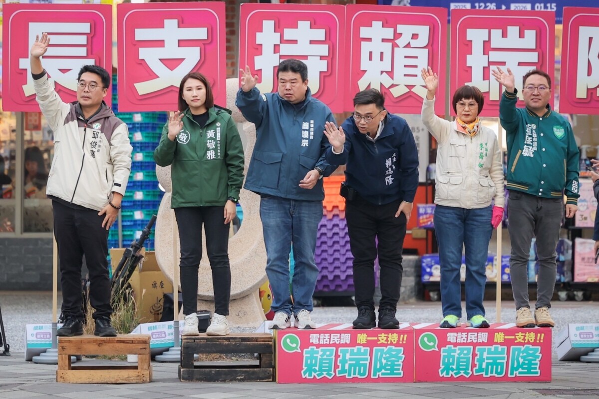 ▲賴瑞隆偕同市議員站路口,向來往市民致意。(圖/賴瑞隆委員辦公室提供)