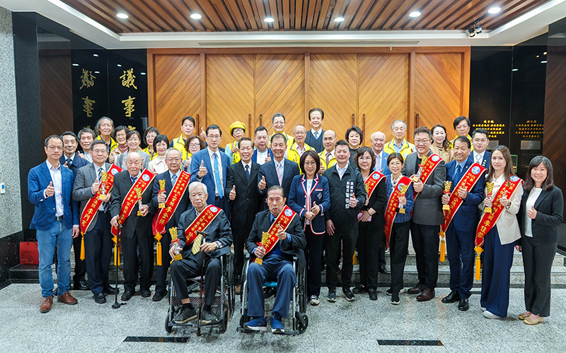 ▲議長康裕成與獲獎人合影。(圖/高市議會提供)