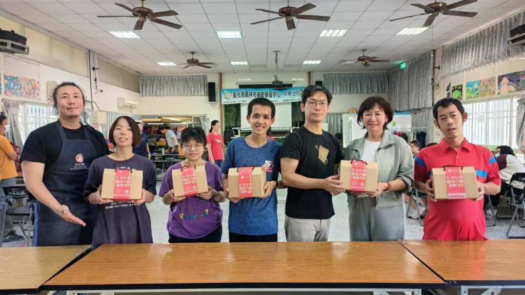▲日日好食攜手愛啟兒關懷協會推出公益禮盒,以「好控麵」結合身心障礙者原創畫作與包裝參與,讓公益成為日常。▲日日好食攜手愛啟兒關懷協會推出公益禮盒,以「好控麵」結合身心障礙者原創畫作與包裝參與,讓公益成為日常。(圖/愛啟兒關懷協會提供)