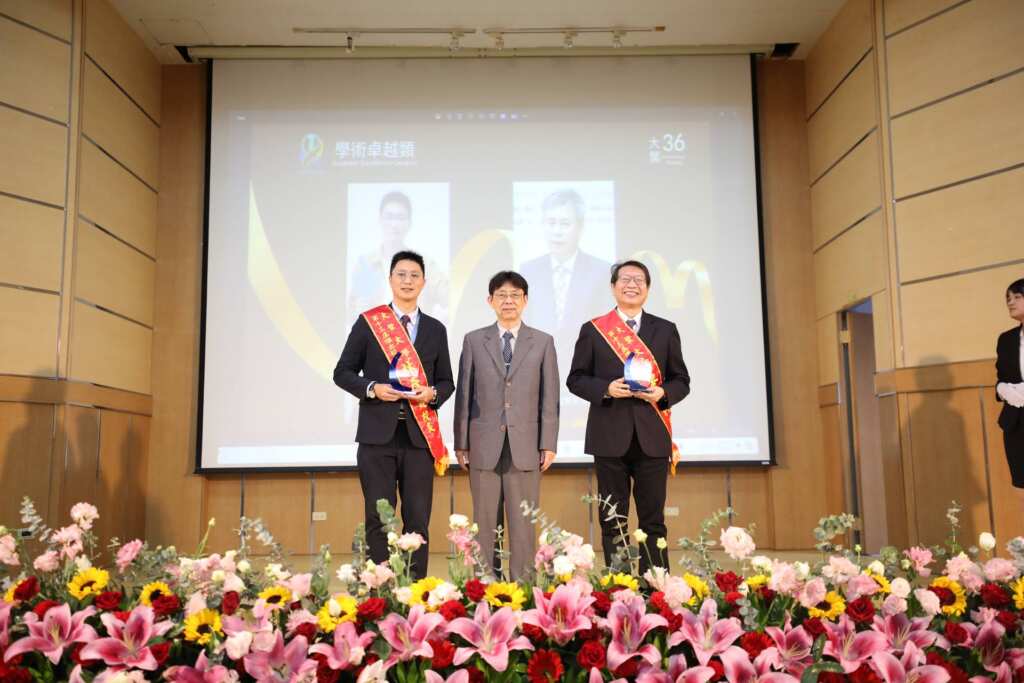 ▲大葉大學方文昌校長(中)頒發傑出校友獎盃。（記者林明佑翻攝）