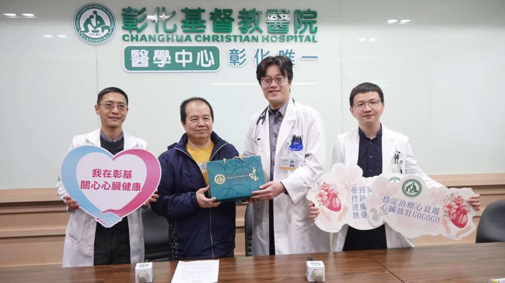 ▲倪先生(左2)透過心衰竭團隊「全人照護」的中西醫治療,找回了生活品質,與團隊一同出席記者會。(圖/記者林明佑攝)