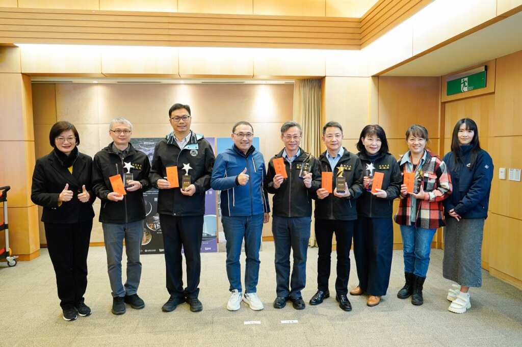 ▲侯友宜表揚推動性平成效卓越的區公所,土城、烏來、鶯歌區公所榮獲績優獎,深坑、平溪及瑞芳區公所獲進步獎。