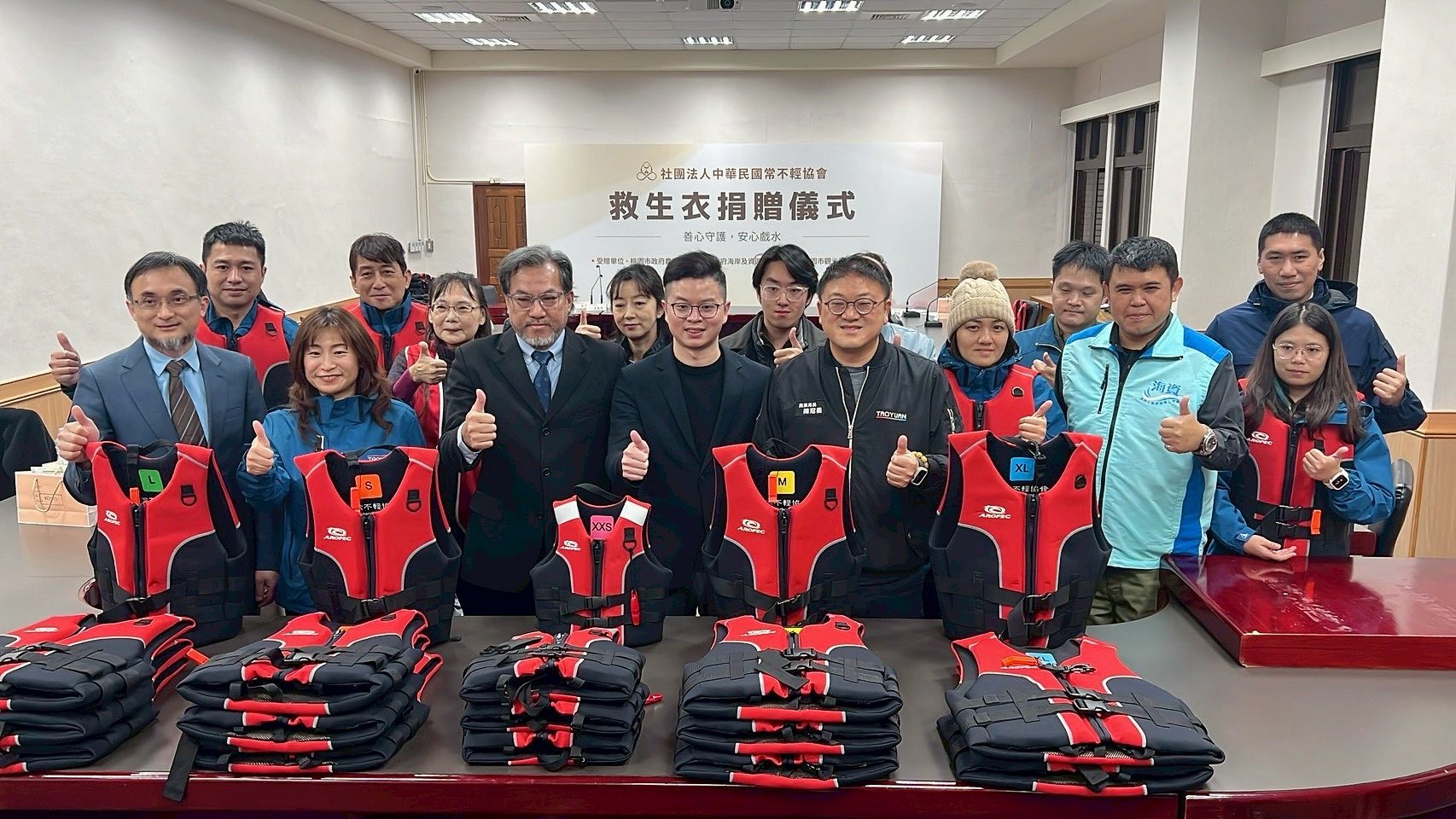 凌濤媒合民間力量捐贈300件救生衣 助桃市府強化水域安全 612056218 1207092581600140 2565643392263828741 n