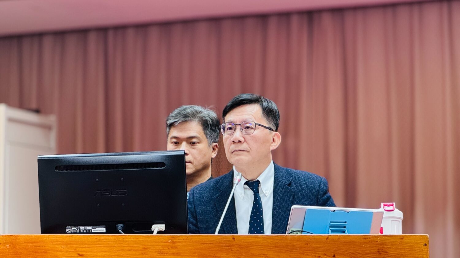 張廖萬堅回應指出，只要有差勤系統紀錄，鐘點費價差將由教育部與地方政府各負擔50%。(圖／葛如鈞國會辦公室)