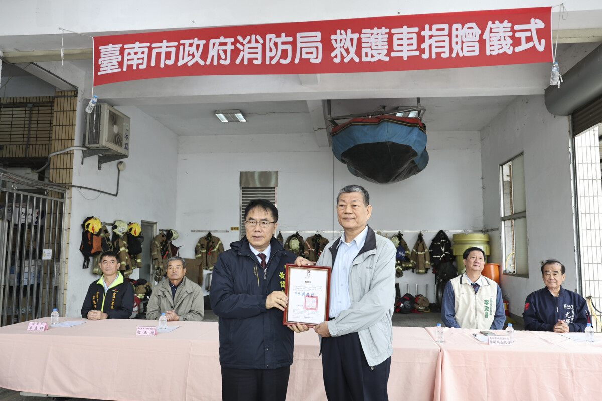 ▲鑫興鋁業股份有限公司董事長謝添寶先生(右)捐贈救護車助台南急救升級，今(7)日捐贈儀式由市長黃偉哲(左)代表台南市受贈並頒發感謝狀。