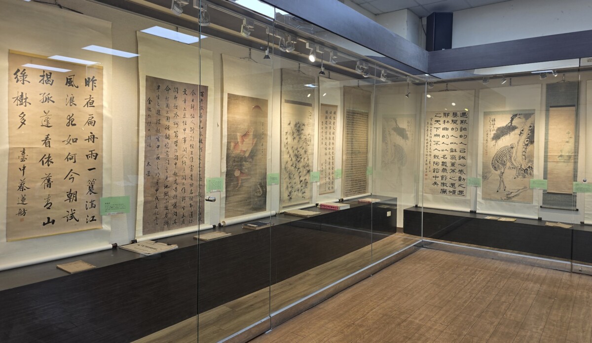 ▲展覽包括書法和畫作，還展示了書法字帖和碑帖等珍貴的臨摹教材。（記者廖美雅拍攝）