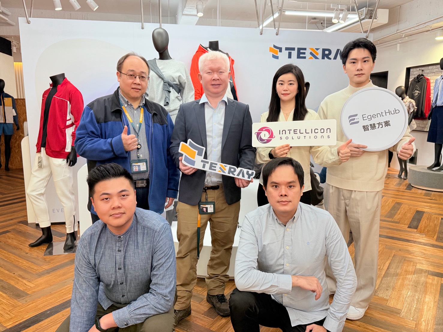 南緯實業總經理林宗頤(後排左二)、南緯實業資訊副理閻均誼(後排左一)、南緯實業資訊高專楊尚文(前排右一)、南緯實業資訊專員葉時成(前排左一)、智慧方案營運長陳旻筠(後排右二)、智慧方案資深陪跑顧問許普堯(後排右一)。合影。南緯實業與智慧方案正式啟動 EgentHub 企業級 AI Agent 導入方案,一同見證紡織產業邁向 AI 協作的新里程碑。