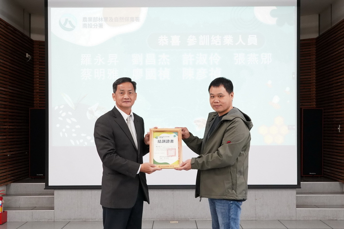 林保署南投分署分署長李政賢(左)頒發結業證書給學員羅永昇(右)。（林保署南投分署提供）