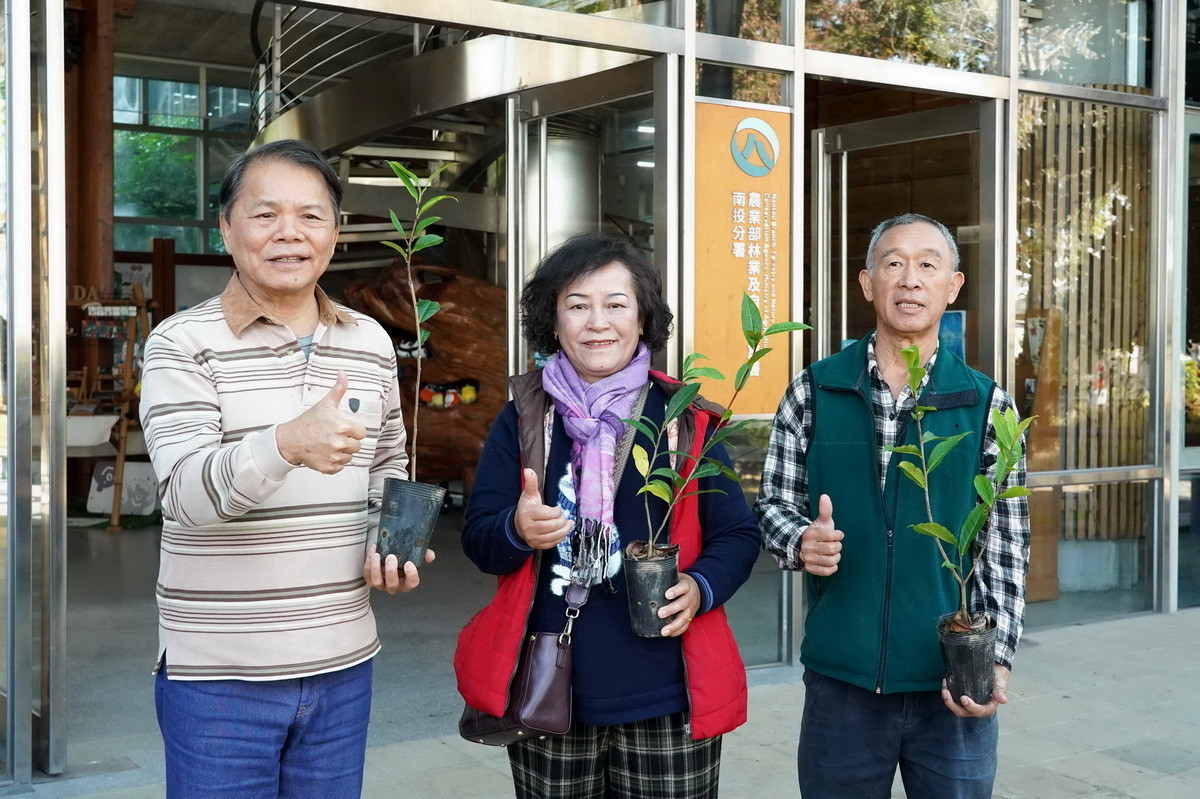 結業學員皆獲贈臺灣山茶。(林保署南投分署提供)