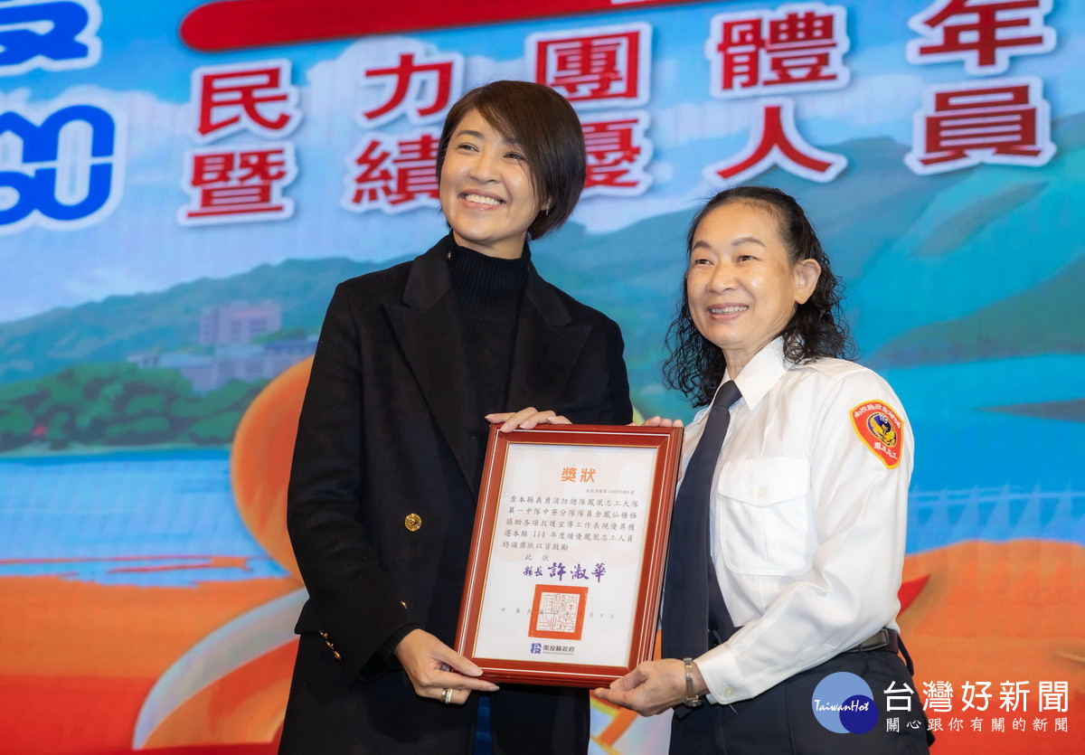 許縣長表揚績優鳳凰志工等。（縣府提供）