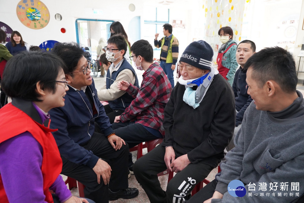新竹郵局與新竹市仁愛社會福利基金會攜手慰問獨居長者。