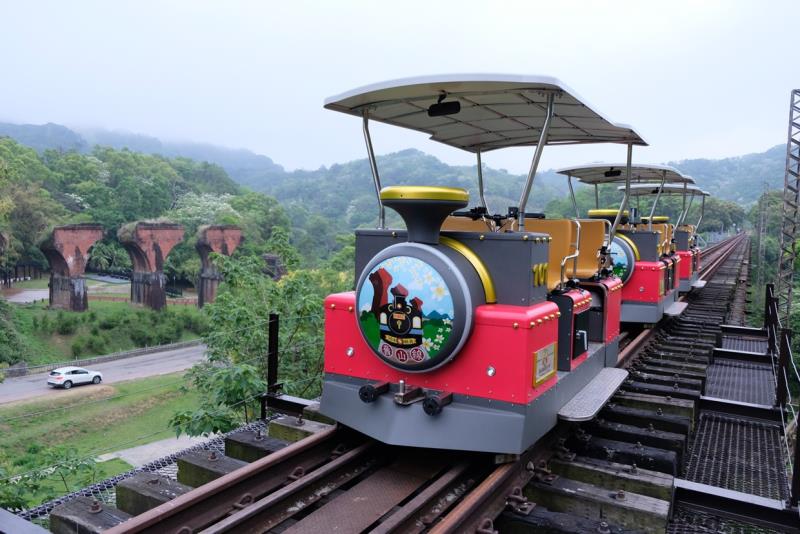 苗栗三義舊山線鐵道自行車沿線風光,結合自然景觀與歷史鐵道,成為熱門觀光體驗路線。