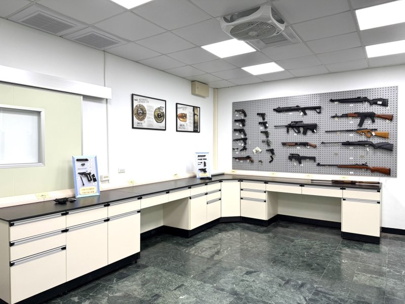 不是玩具槍專賣商店 是警察研究槍彈相關問題的實驗場所