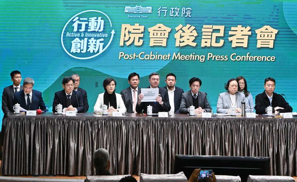 ▲115年度中央政府總預算2992億元卡關,行政院長卓榮泰今日率領相關部會首長出席行政院院會後記者會,再次呼籲立法院儘速且理性審議總預算案,讓政府能在寒冬中為國人帶來更多溫暖,用最大的力量照顧人民、服務國人。(圖/記者張玉泰攝)