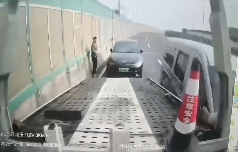 影/高速路邊拖吊驚魂！後方車輛突直撞　行車記錄器拍下生死瞬間