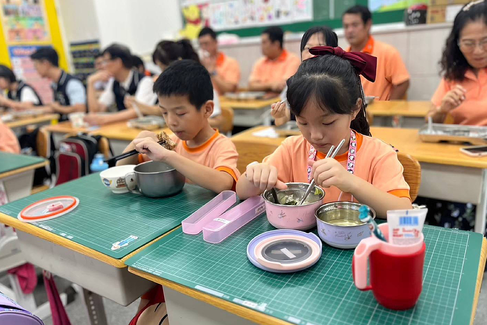 盧秀燕宣布公立營養午餐免費 民眾黨台中黨部加碼喊私立也要評估 202 盧秀燕宣布公立營養午餐免費 民眾黨台中黨部加碼喊私立也要評估 201