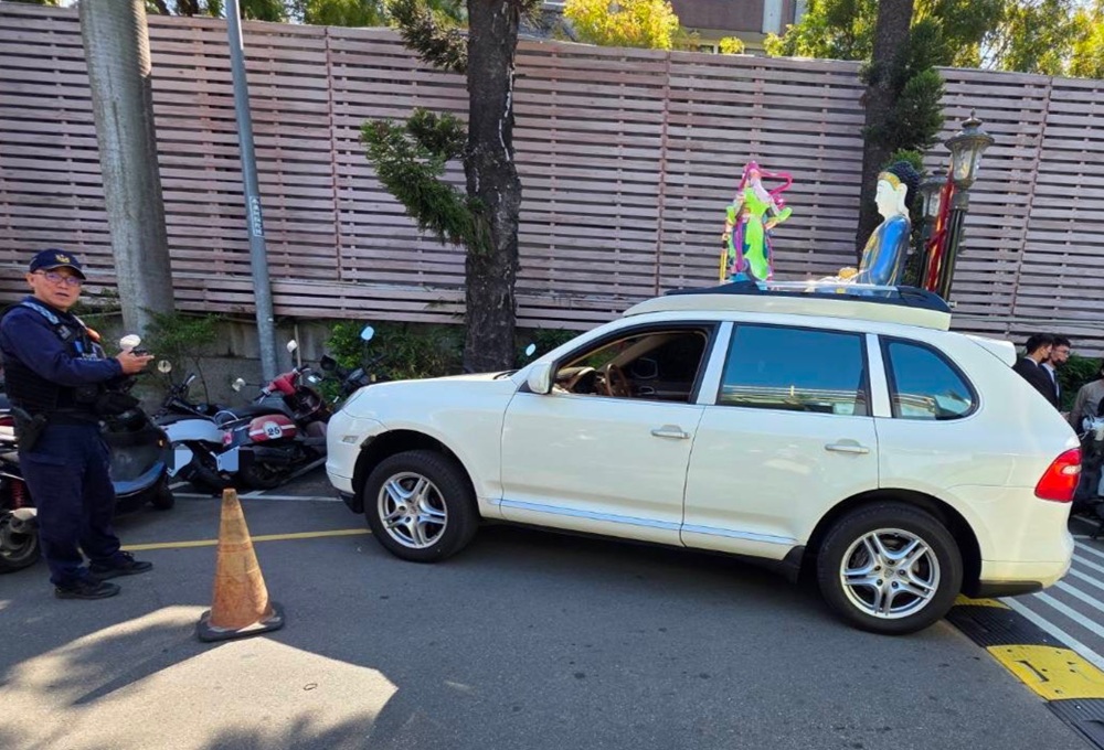 拉手煞車疑未熄火 轎車滑行撞3人6輛機車 199 cnews204260108a08