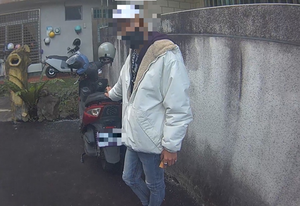 追緝機車被侵占 逮獲毒品通緝犯涉身藏匕首 210 cnews204260108a14