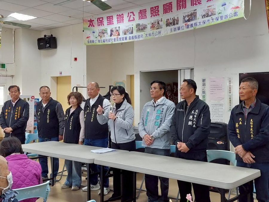 翁章梁推黃金十年 太保市長鄭淑分陪同市民抗議光電二十年