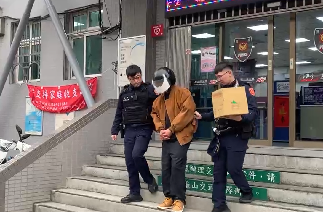 龜山警匪追逐!男未繫安全帶拒檢逃逸 警查獲毒品、鎮暴槍 螢幕擷取畫面 2080 e1767840369877