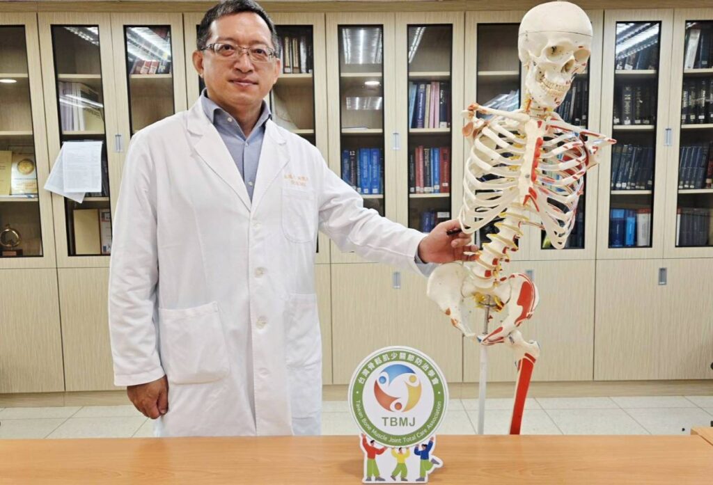 骨鬆肌少關節防治學會理事長巫瑞文醫師表示,骨質疏鬆患者應及早與醫師討論治療策略,並依醫囑配合用藥與追蹤。(圖/業者提供)