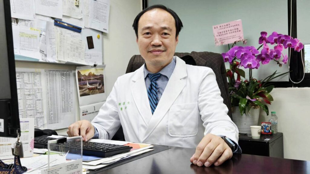 中華民國骨質疏鬆症學會理事長韓德生醫師表示補充鈣質可從日常飲食開始,像是喝牛奶,也可調整生活習慣,維持適當的戶外運動,適量曬陽光能使身體產維生素D。(圖/業者提供)